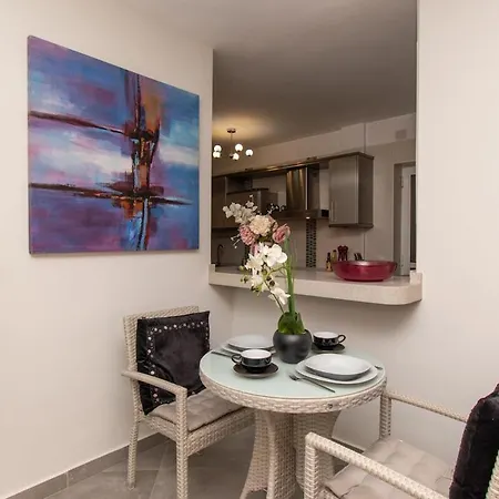 Apartment Amazing 2 Bedroom Location