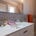 Amazing 2 Bedroom Location Apartment *