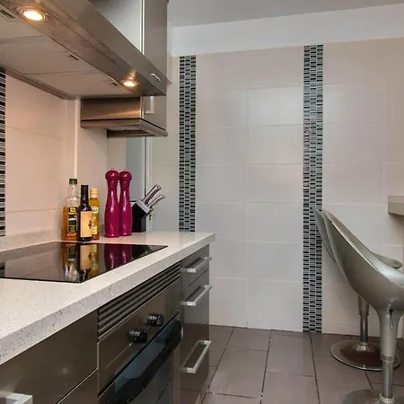 Amazing 2 Bedroom Location אדחה