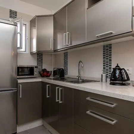 Amazing 2 Bedroom Location Διαμέρισμα *